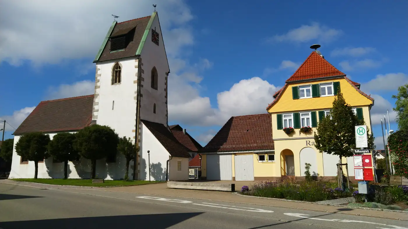 Bildtitel: Oberndorf-Boll, evangelische Kirche und Rathaus am Rathausplatz