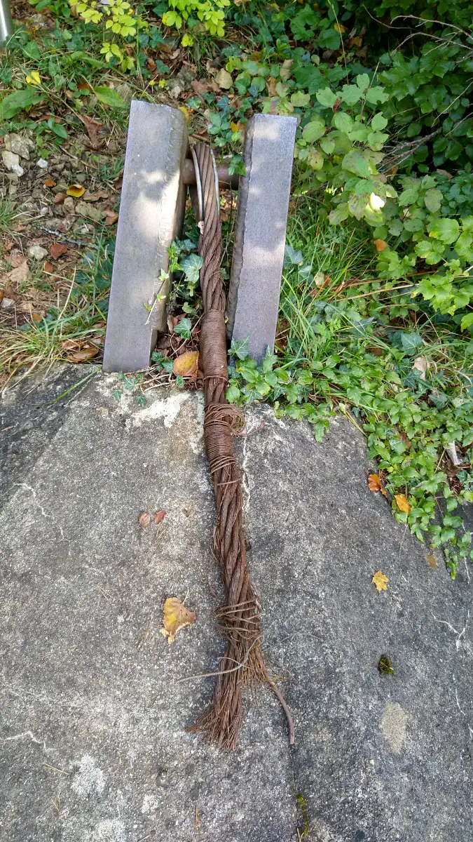 Bildtitel: Reste eines Drahtgeflechts einer ehemaligen Fliegersperre