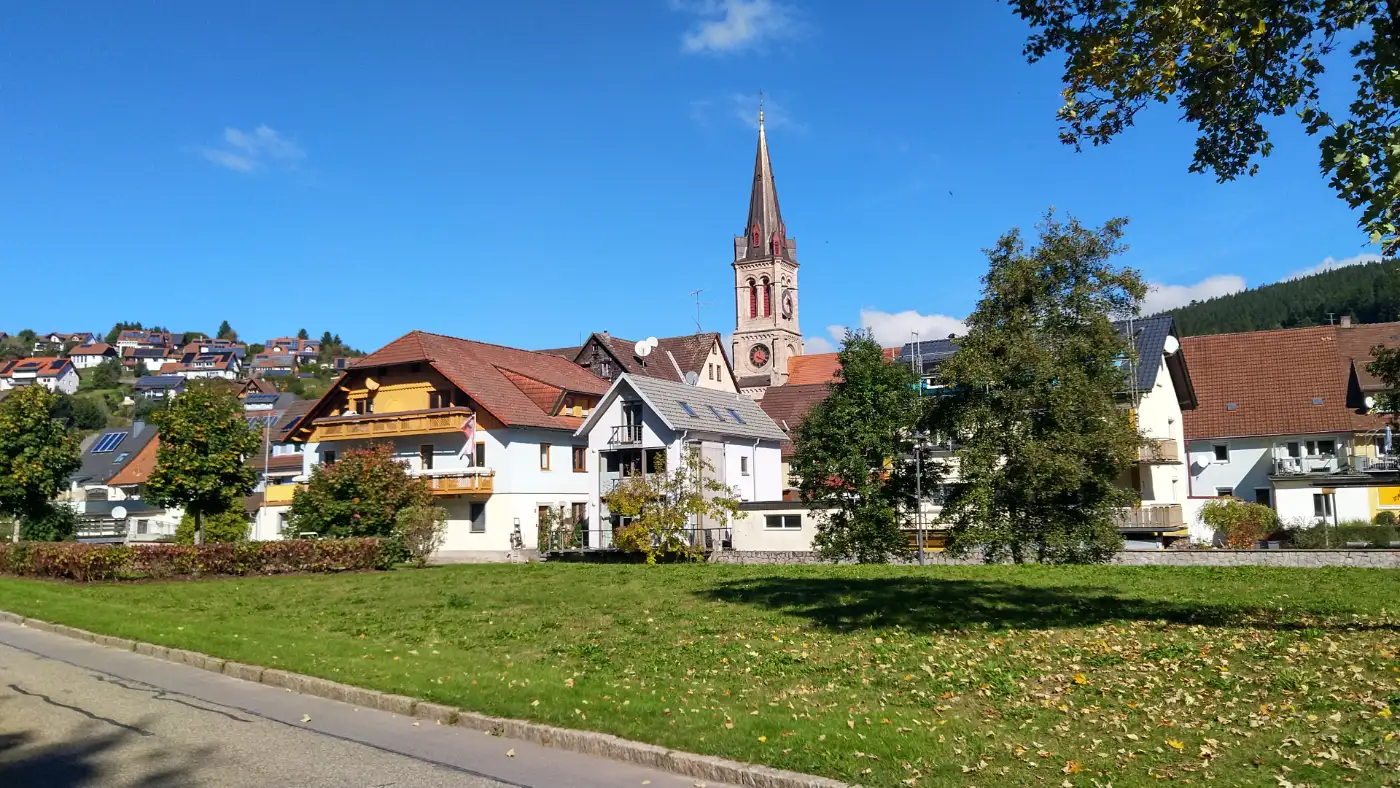 Bildtitel: Der Ort Vöhrenbach, Kirchturm prägt das Ortsbild