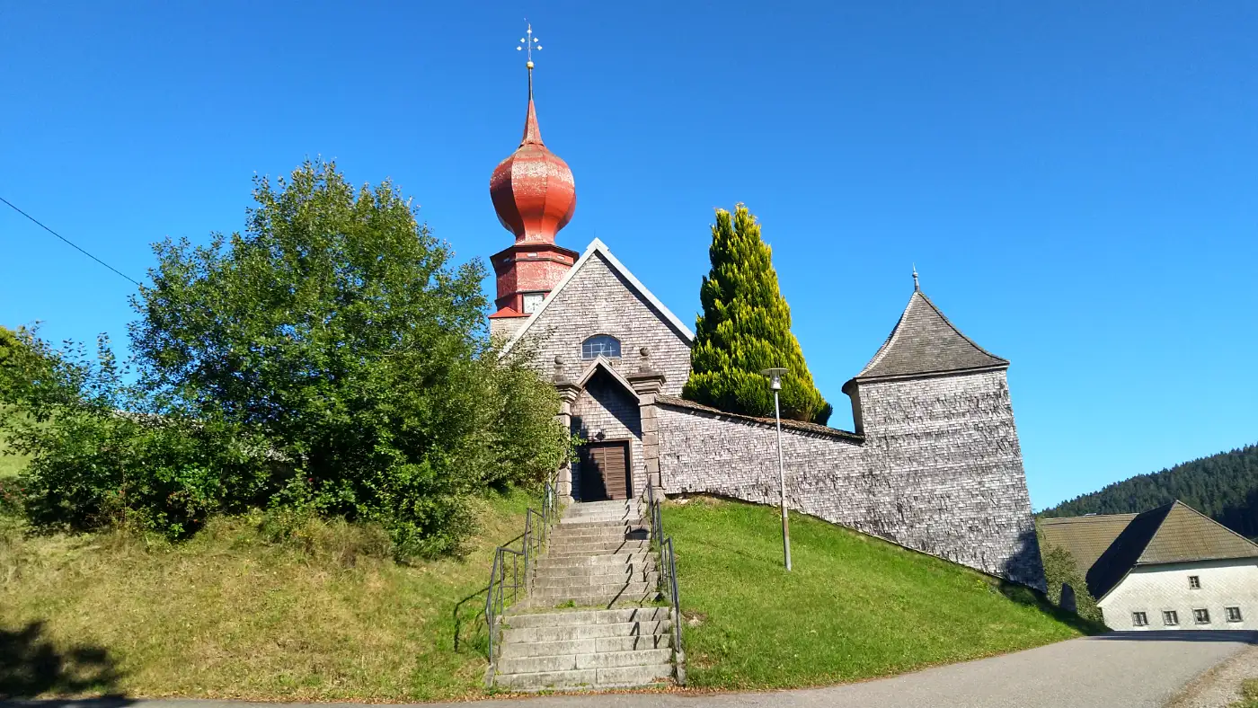 Bildtitel: Katholische Pfarrkirche Allerheiligen in Urach, markanter Bau im Ortszentrum
