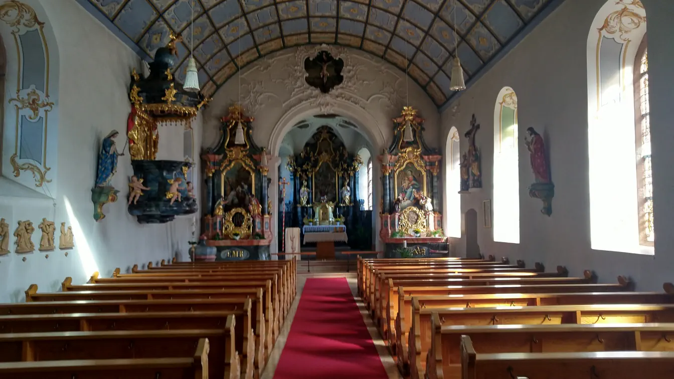 Bildtitel: Altar und barockes Kircheninnere der Pfarrkirche Allerheiligen in Urach
