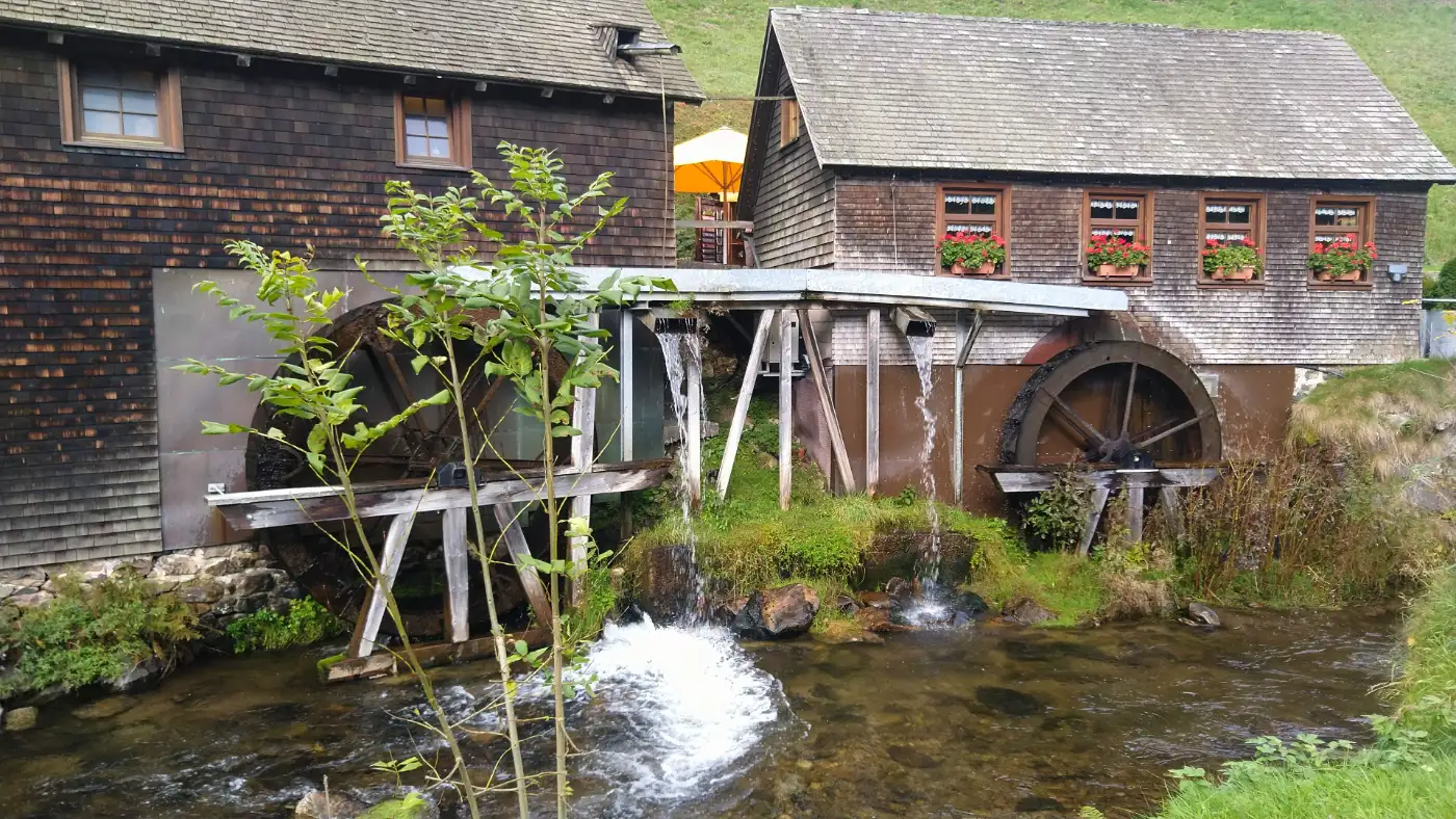 Bildtitel: Hexenlochmühle mit zwei sich drehenden Mühlrädern am Heubach im Schwarzwald