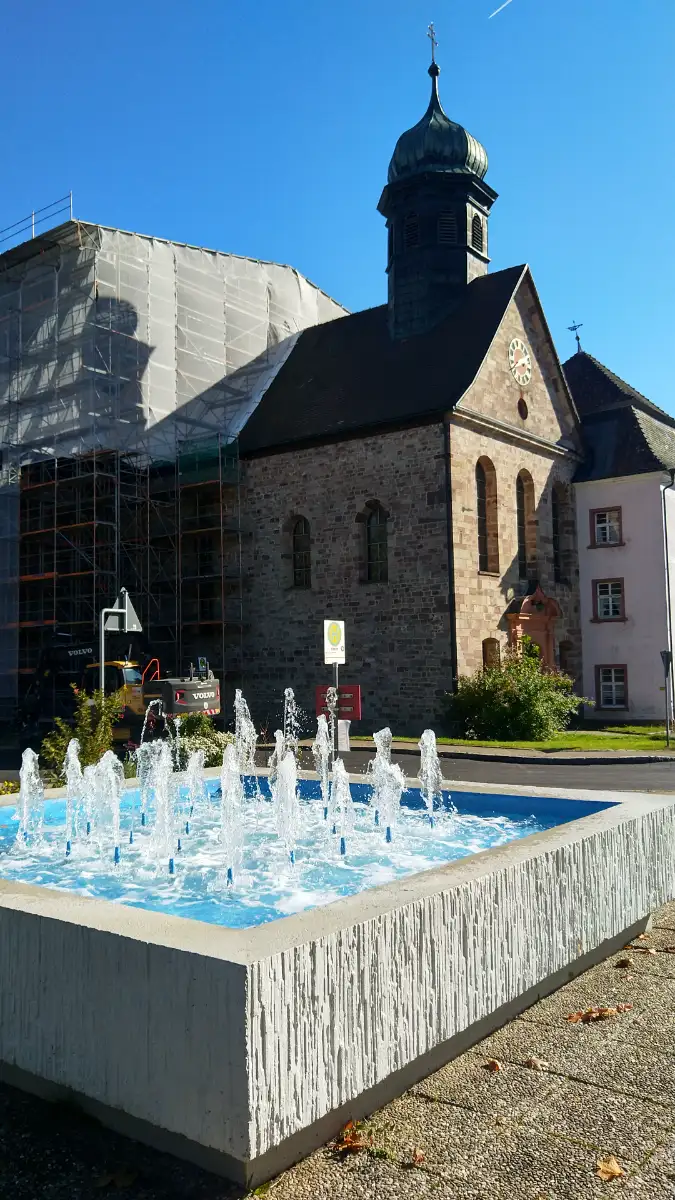 Bildtitel: ehemalige Kloster Friedenweiler mit Brunnen im Vordergrund