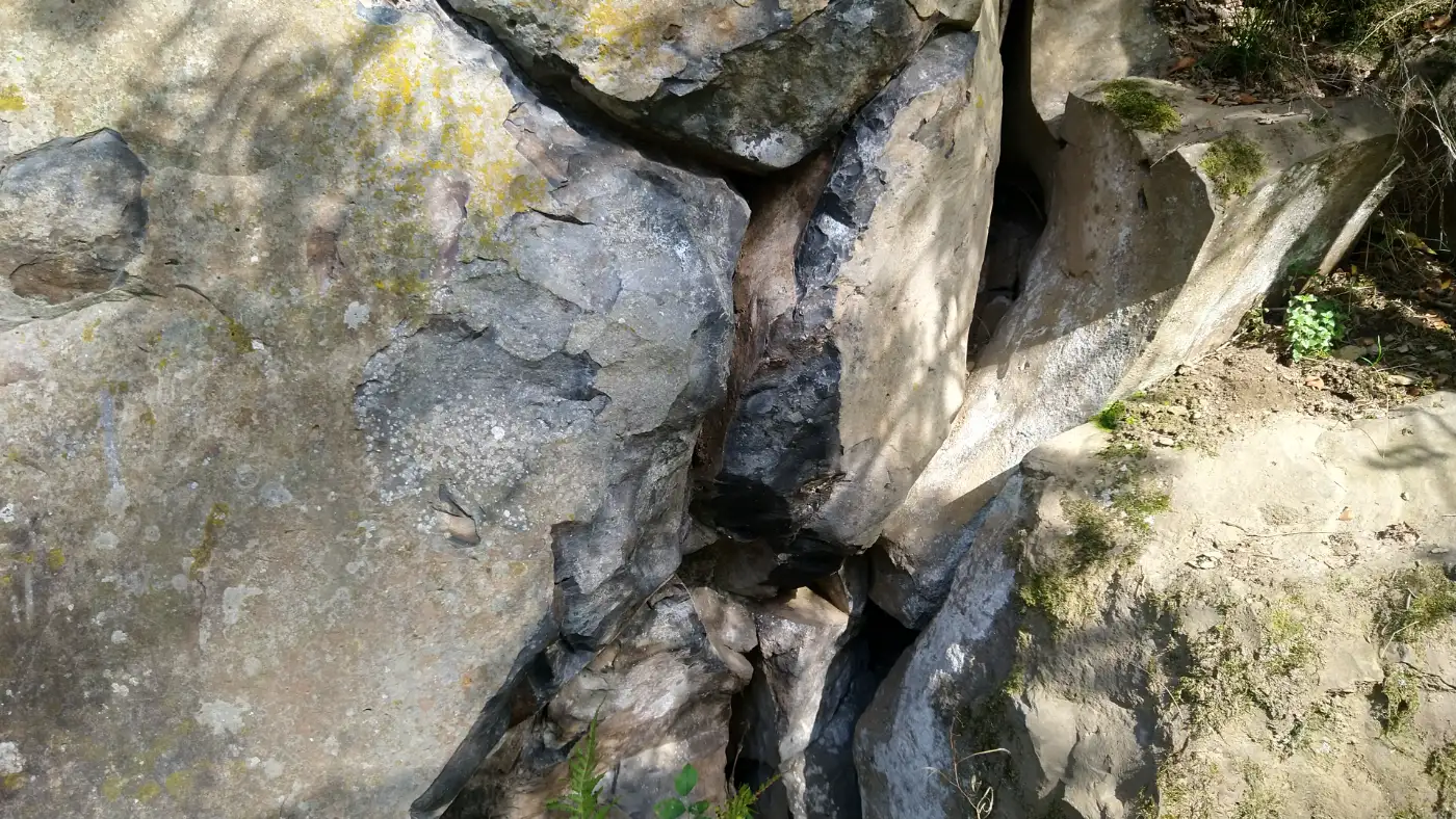 Bildtitel: Blaufärbung des Felsens am „Blauen Stein“