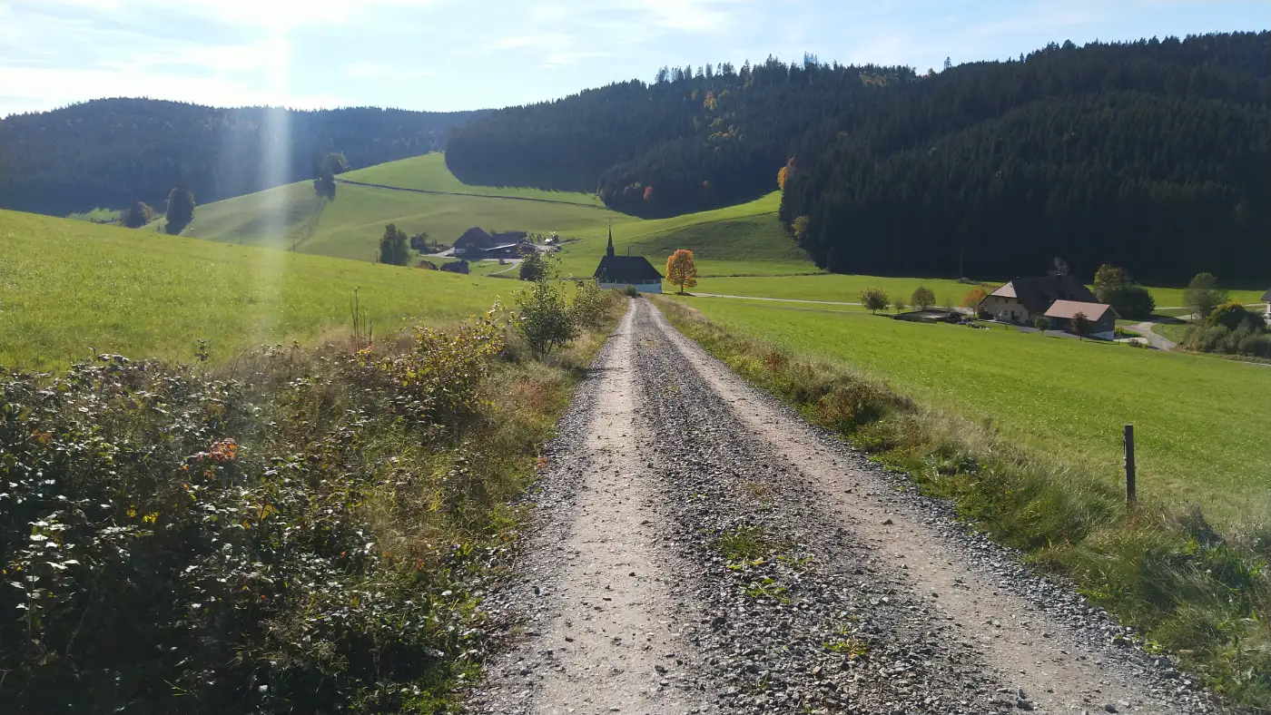 Bildtitel: Weg nach Langenordnach mit St. Wendelinkapelle