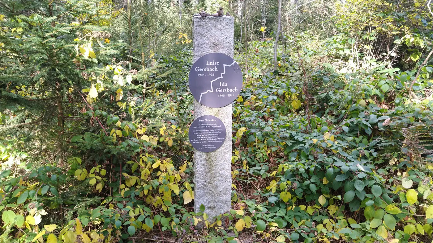 Bildtitel: Gedenkstein für Luise und Ida Gersbach, die 1928 an dieser Stelle ermordet wurden