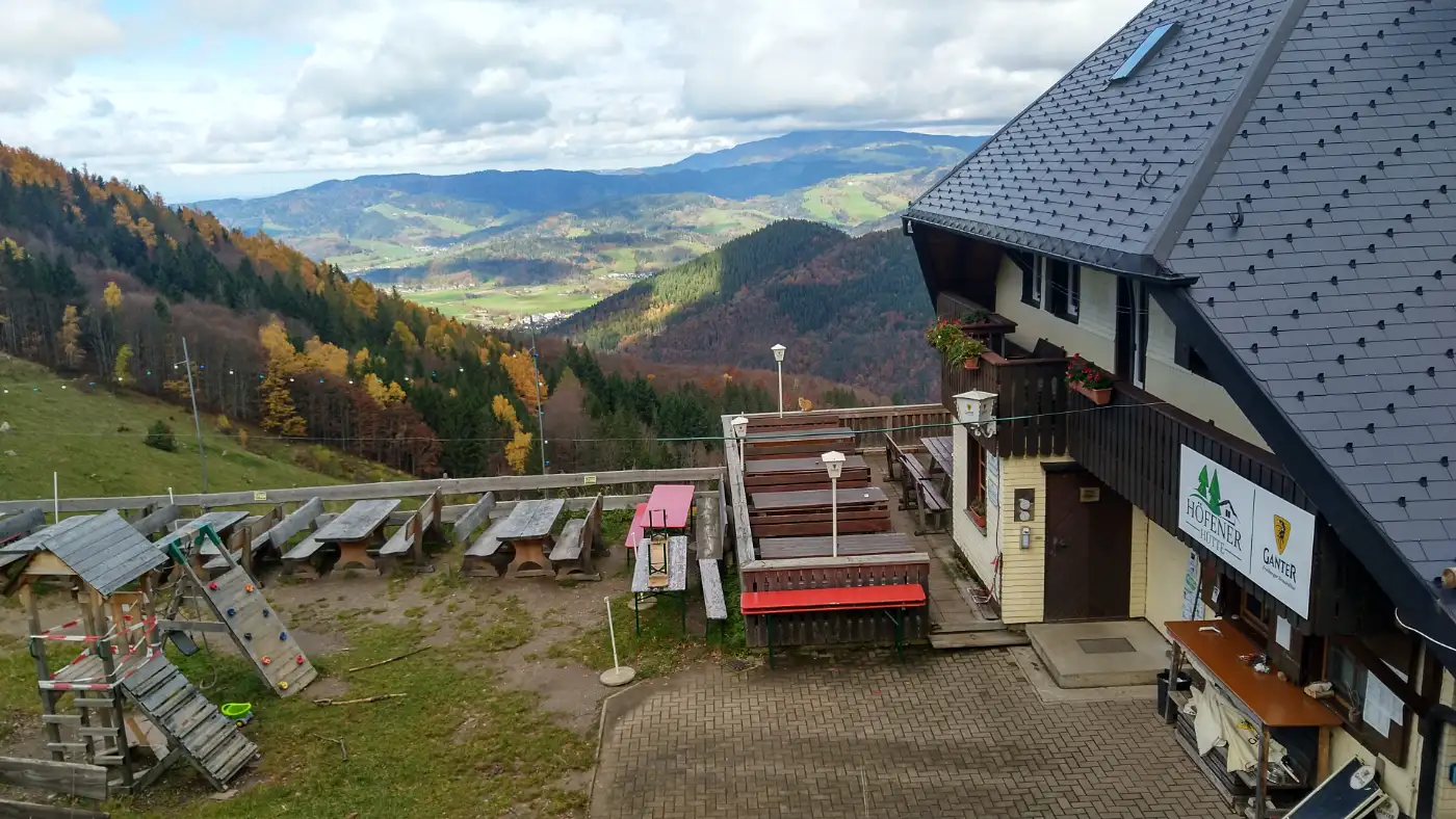 Bildtitel: Berggasthaus Höfener Hütte mit Gartenterrasse und Aussicht ins Dreisamtal