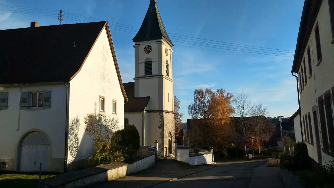 Bildtitel: Pfarrhaus in Reiselfingen und Kirchturm von Reiselfingen