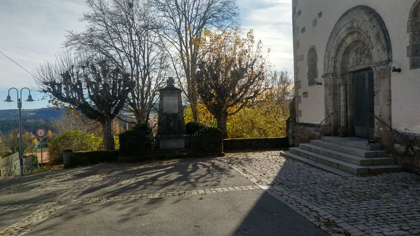 Bildtitel: Eingangsbereich der Herz Jesu Kirche in Göschweiler