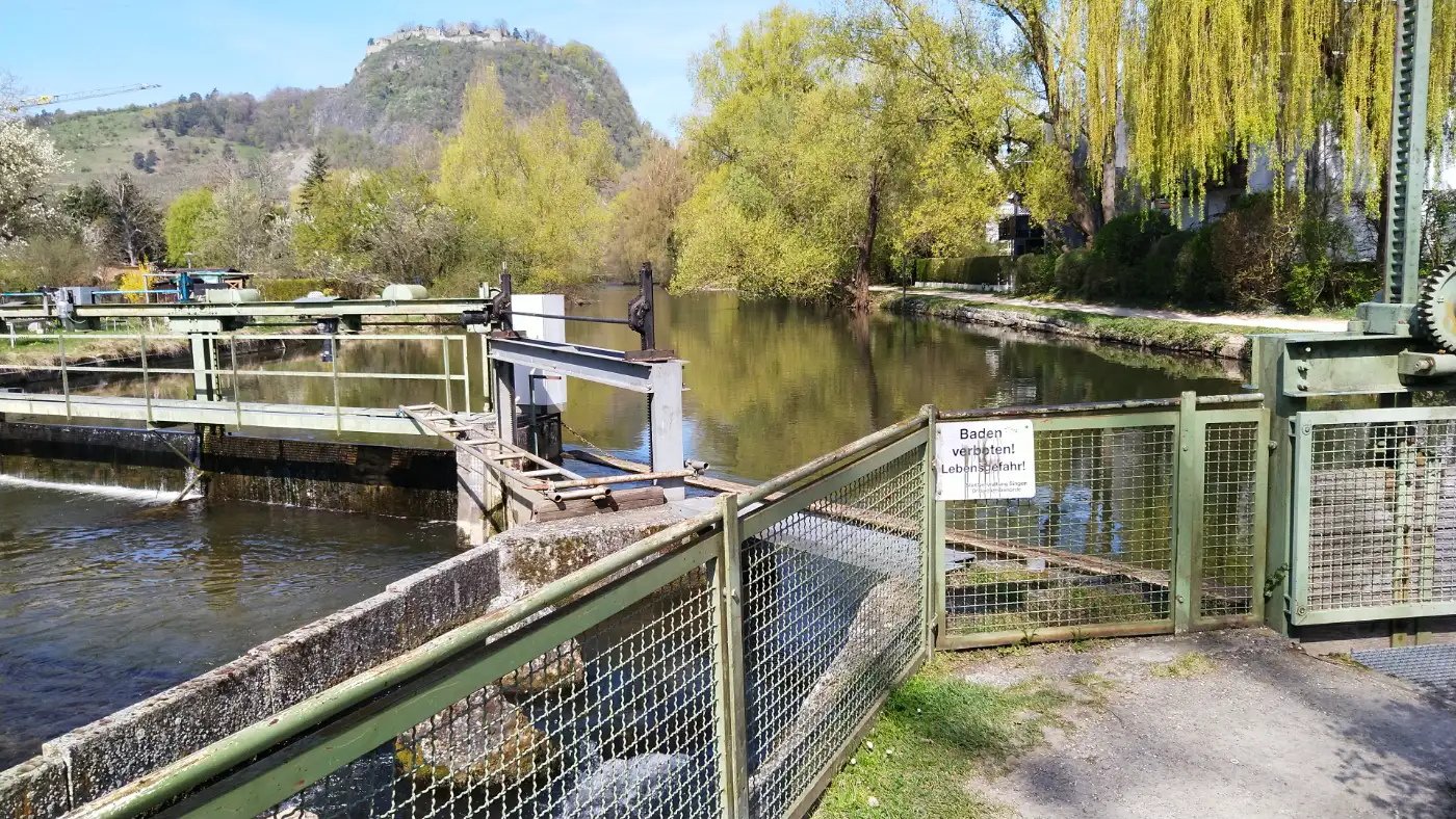 Bildtitel: Wehr im Hintergrund Hohentwiel
