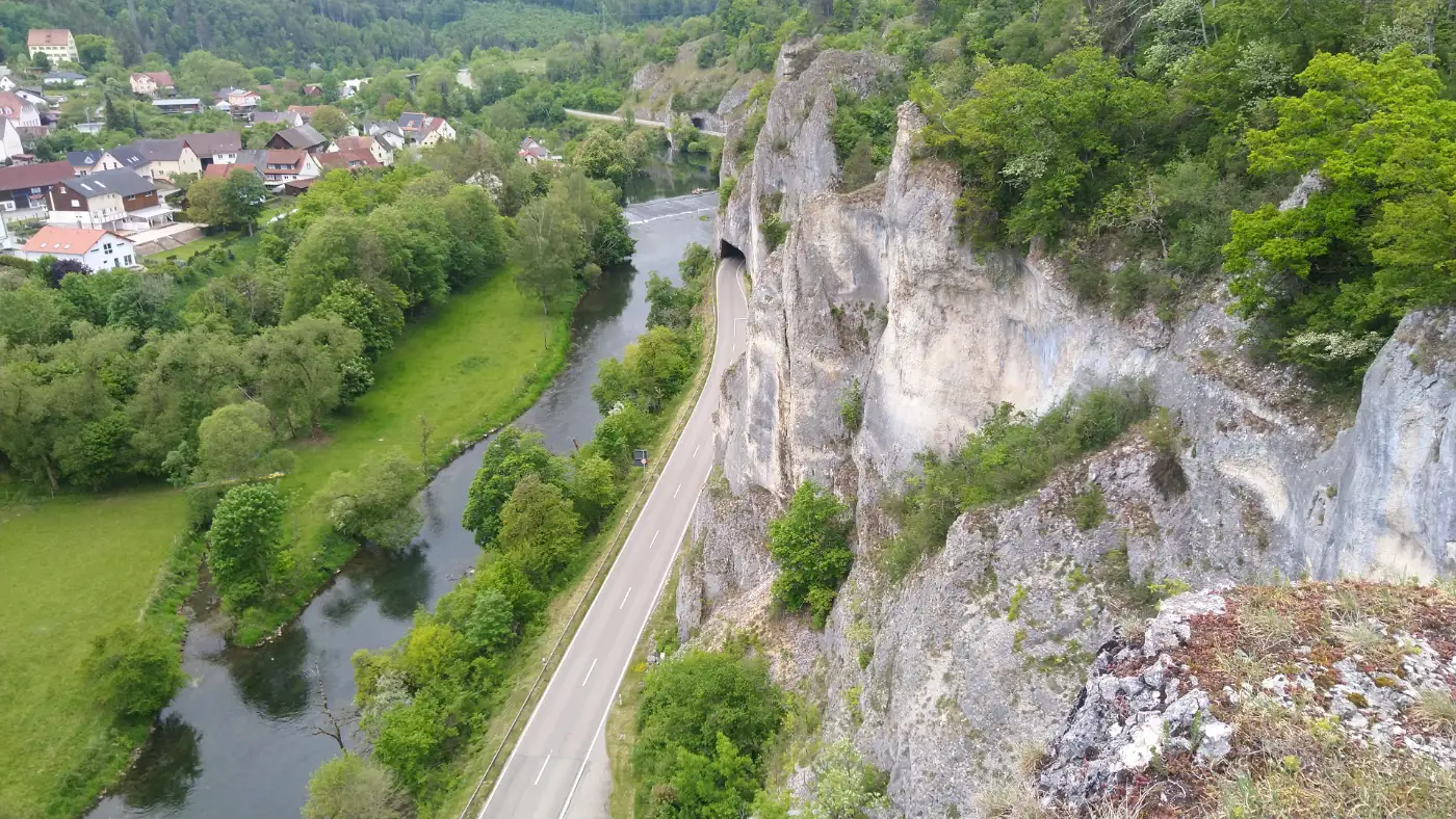 Bildtitel: Aussicht vom Kreuzfelsen auf die L277 und Gutenstein