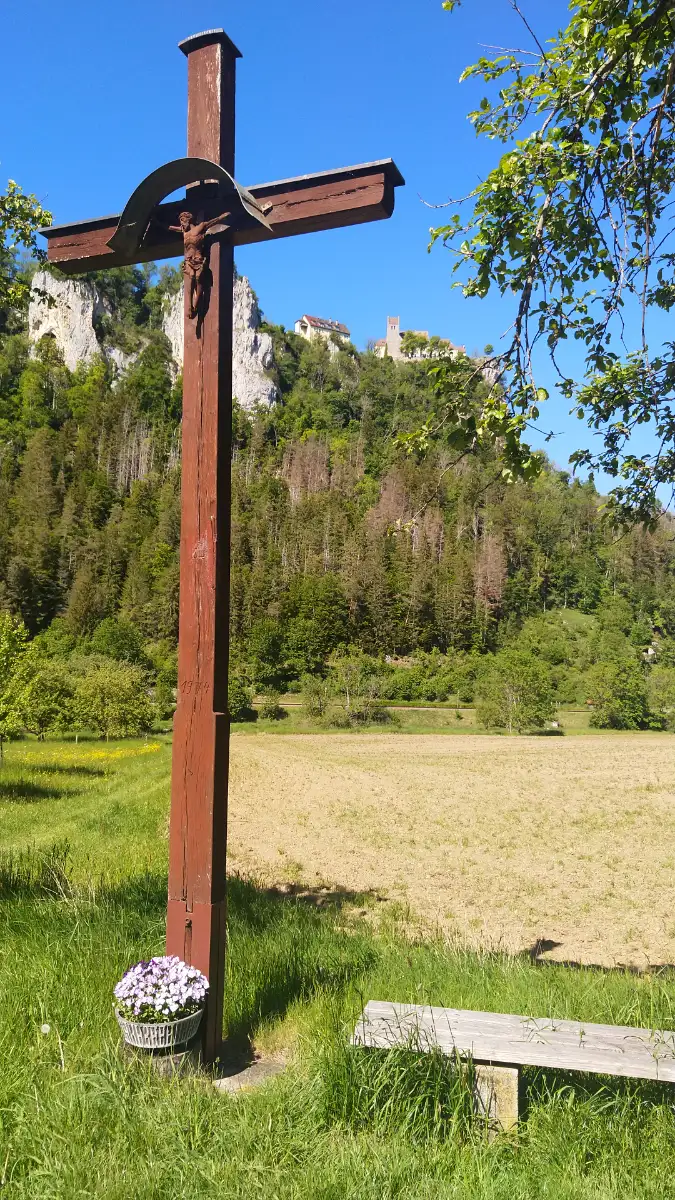 Bildtitel: Braunes Kreuz im Hintergrund Schloss Werenwag