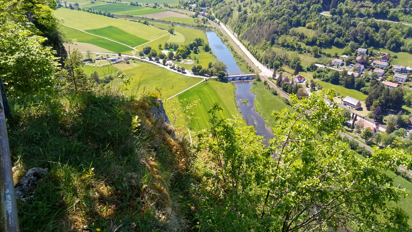 Bildtitel: Blick vom Schlossfelsen auf Hausen im Tal