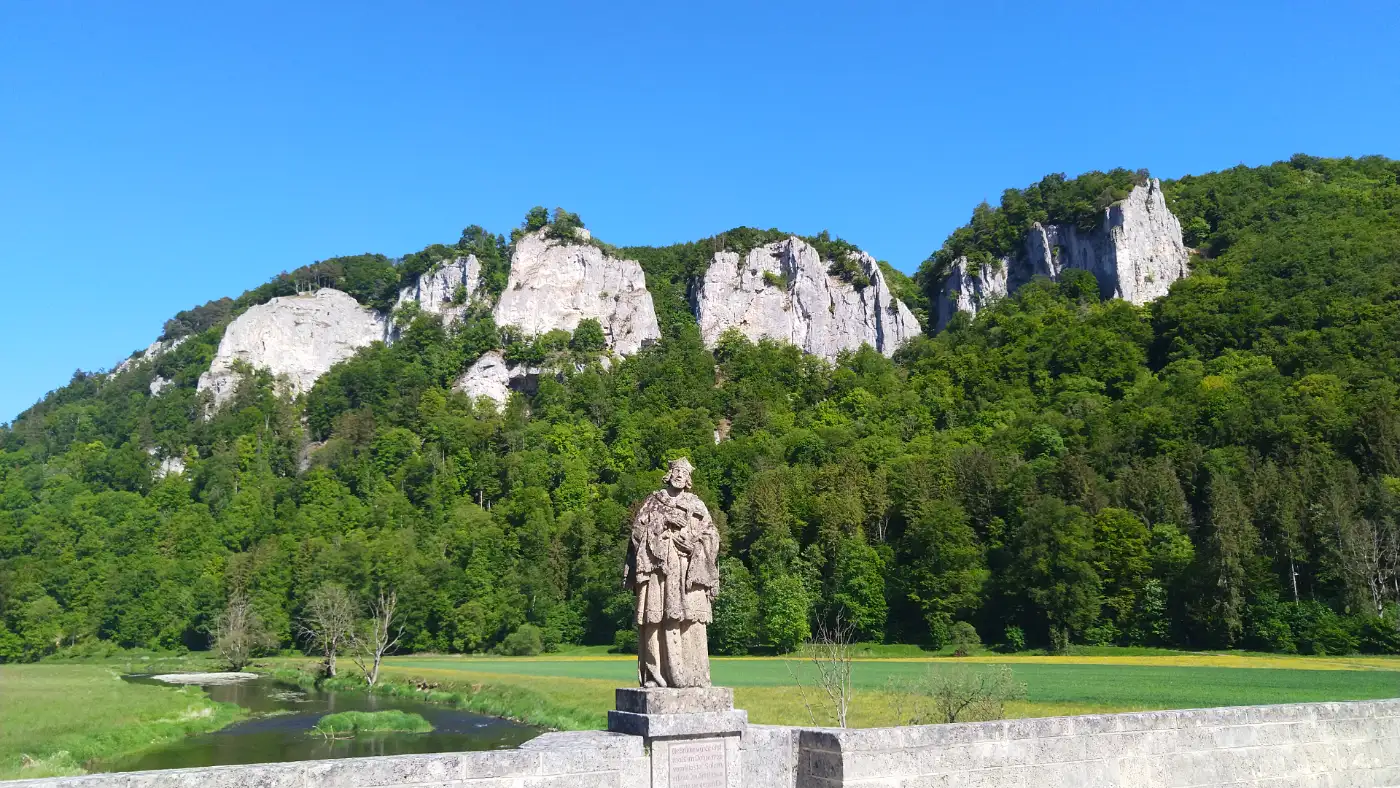 Bildtitel: Felsenwanderungrückblick mit Nepomukstatue