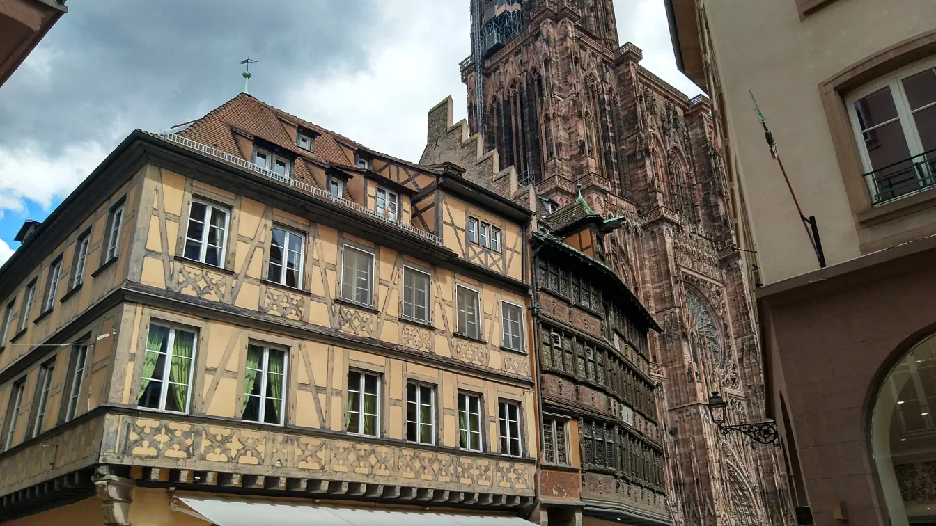 Bildtitel: Maison Kammerzell neben Straßburger Münster