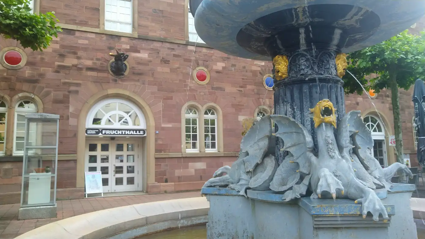 Bildtitel: Pfeifferbrunnen im Hintergrund Fruchthalle