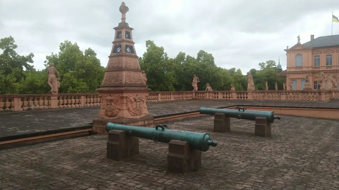 Bildtitel: historische Kanonen auf der Schlossplattform