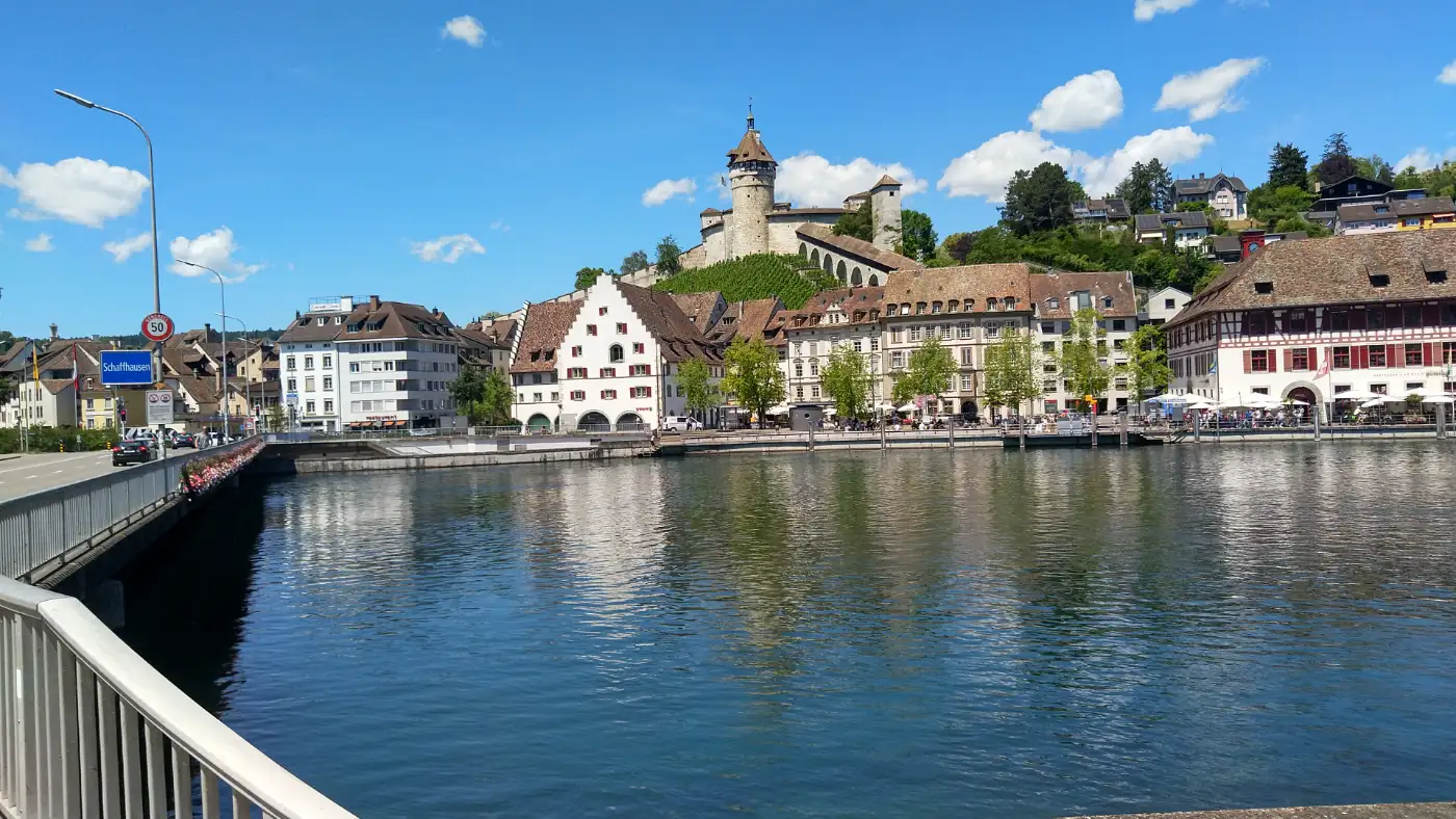 Bildtitel: Uferpromenade Schaffhausen mit Festung Munot