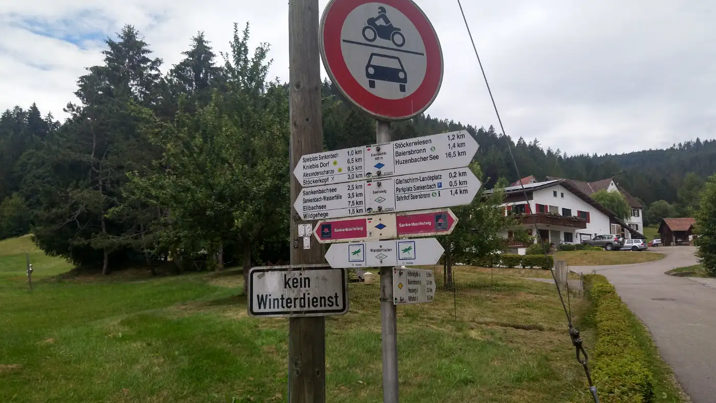 Bildtitel: Wanderwegweiser Senkenbachsteig
