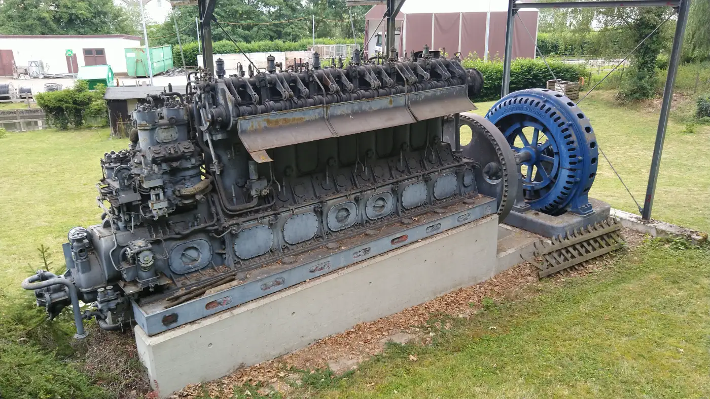 Bildtitel: historischer Dieselmotor Spitzenlastaggregat zur Stromgewinnung
