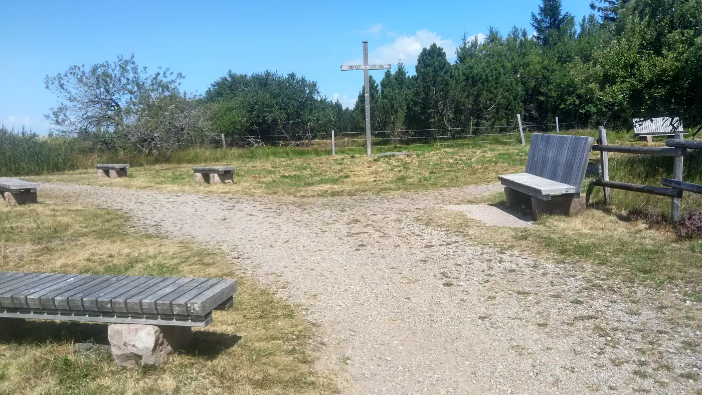 Bildtitel: Gipfelkreuz am Schliffkopf 1053 m ü. NHN