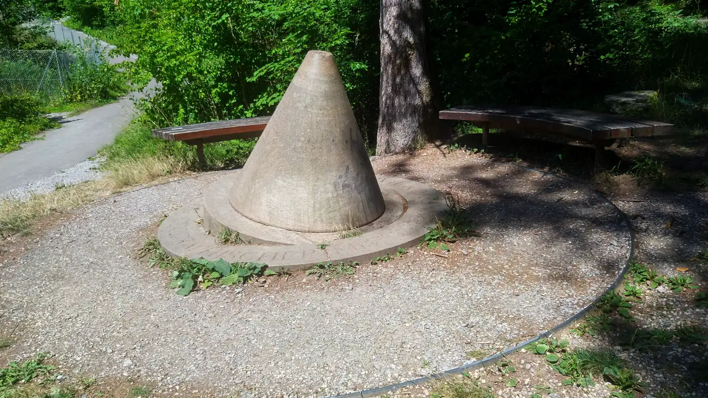 Bildtitel: Steinkegel „Elysium“ - geografischer Mittelpunkt von Baden-Württemberg