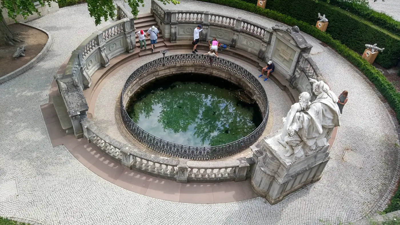 Bildtitel: gefasste Donauquelle in Donaueschingen