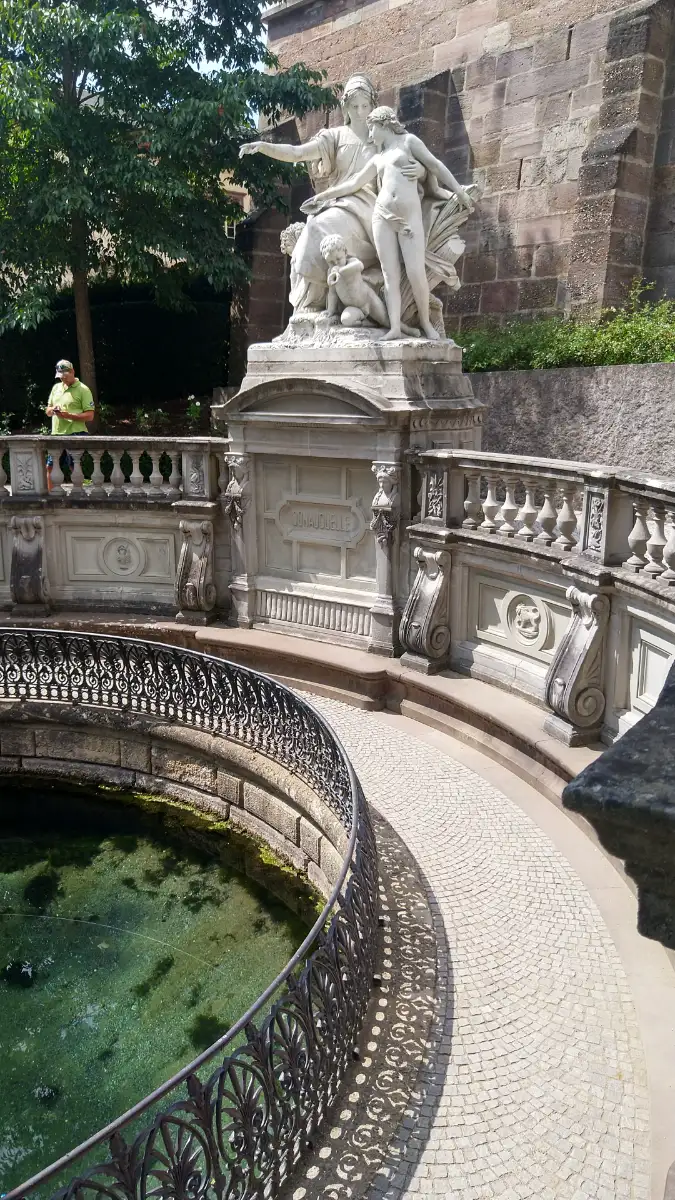 Bildtitel: Quelltempel mit „Mutter Baar“ und „Tochter Donau“