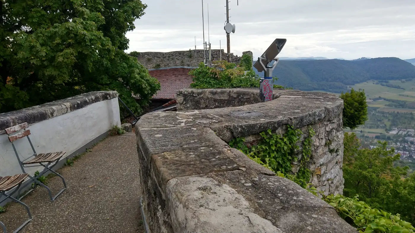 Bildtitel: Aussichtsterrasse der Burganlage auf dem Teckberg bei Owen unter Teck