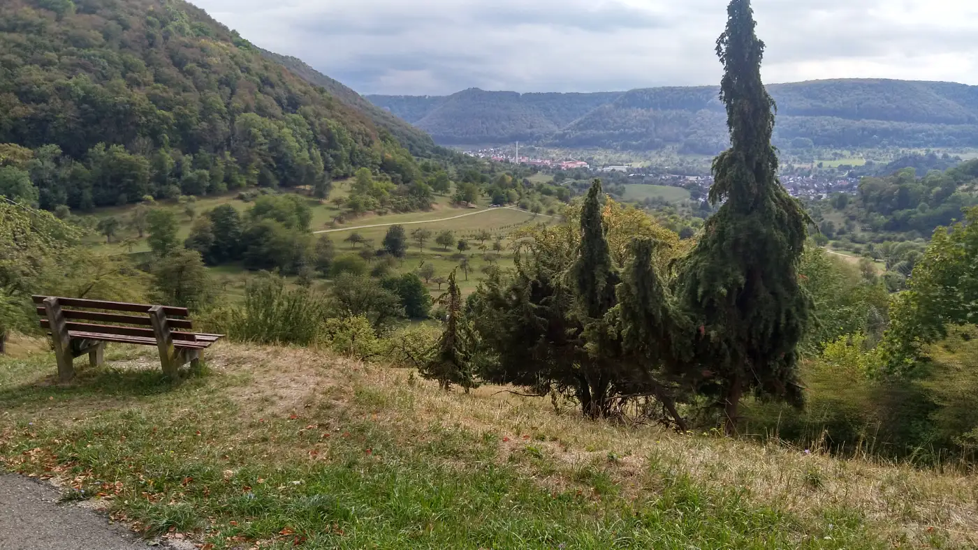 Bildtitel: Blick ins Tal nach Unterlenningen
