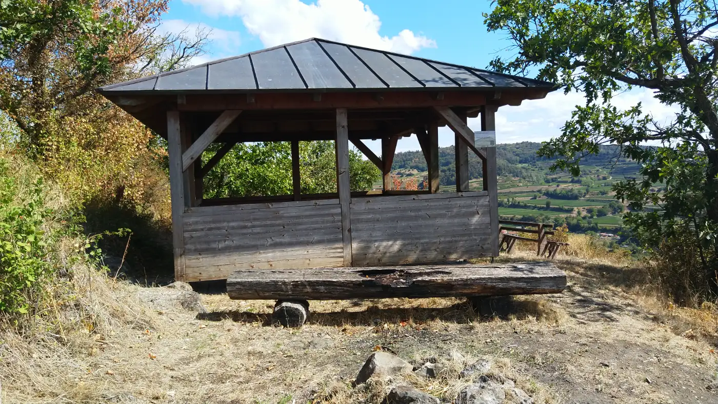 Bildtitel: Schlossberg-Pavillon und Burgruine Höhingen