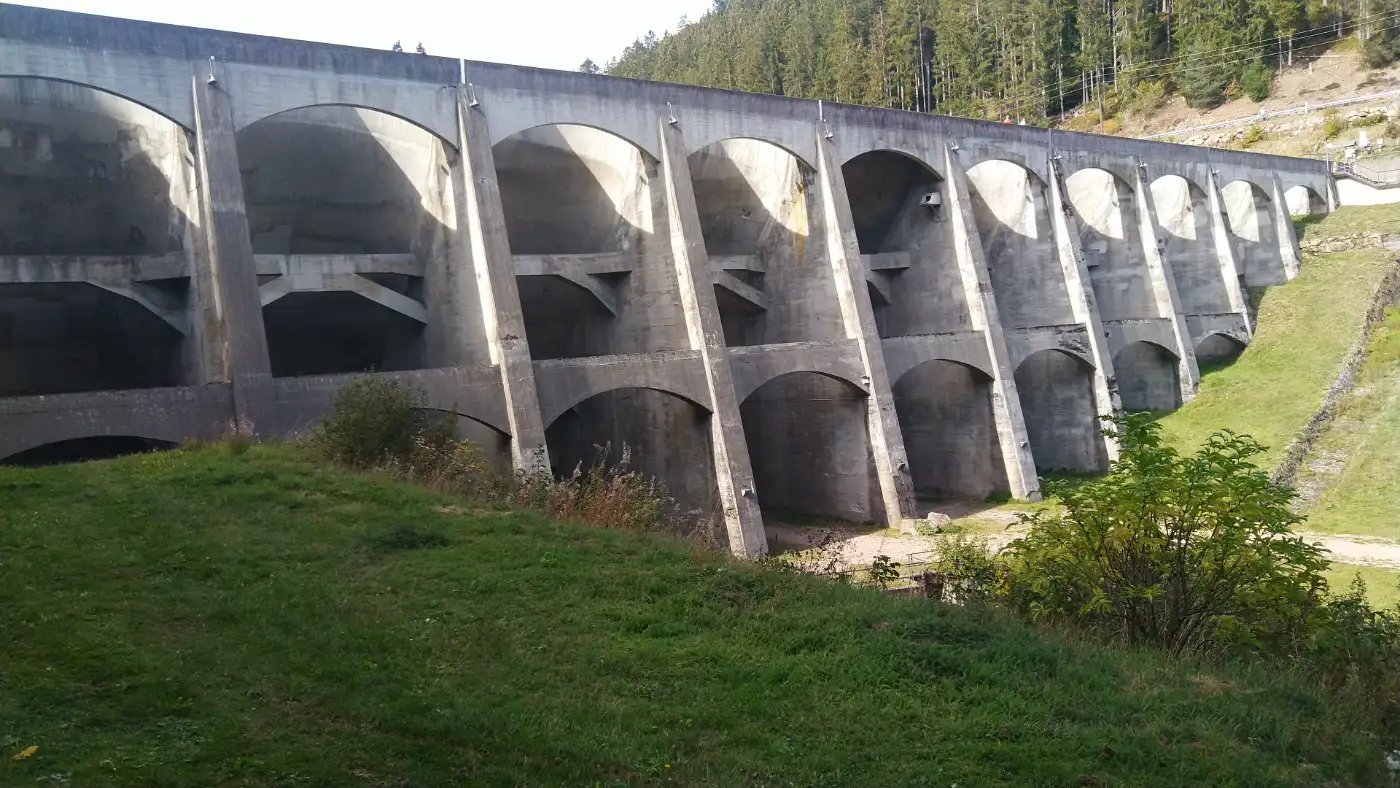 Bildtitel: Staumauer Linachtalsperre bei Vöhrenbach