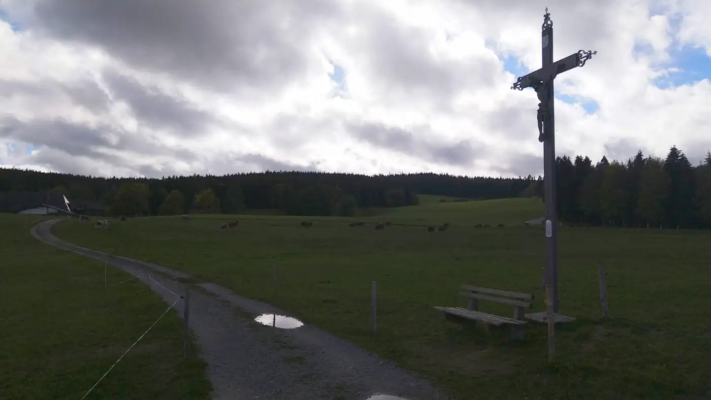 Bildtitel: Wegkreuz mit einer Sitzbank